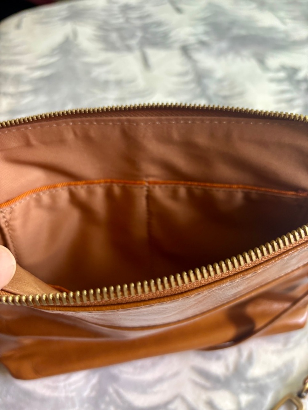 HOBO Reeva small leather Crossbody bag. - Picture 9 of 10